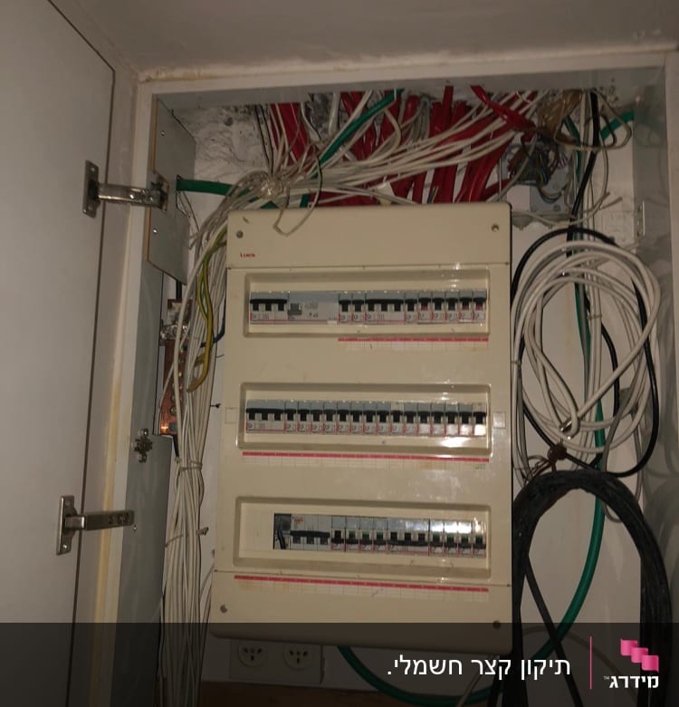 לוח חשמל עם חוטים וצינורות חשמל